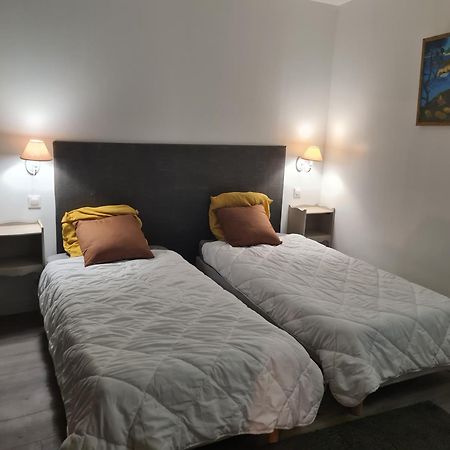 Gite En Face Du Chateau De Nizas, 4 Chambres D'Hotes Et 1 Appartement Familial Avec 2 Chambres Exterior foto