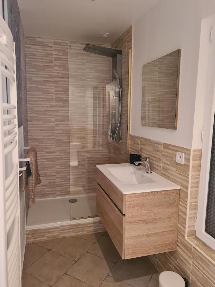 Gite En Face Du Chateau De Nizas, 4 Chambres D'Hotes Et 1 Appartement Familial Avec 2 Chambres Exterior foto