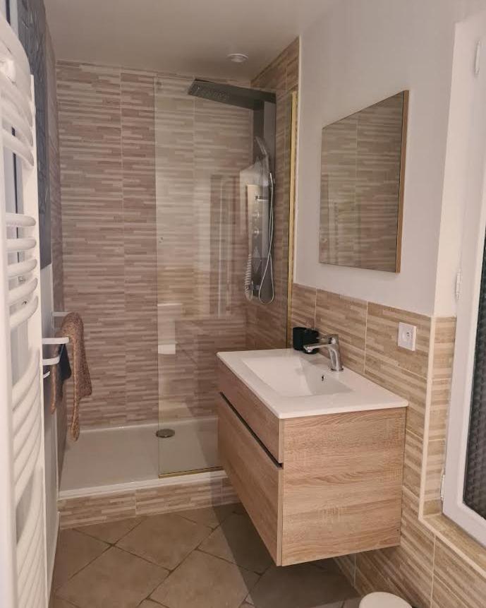 Gite En Face Du Chateau De Nizas, 4 Chambres D'Hotes Et 1 Appartement Familial Avec 2 Chambres Exterior foto