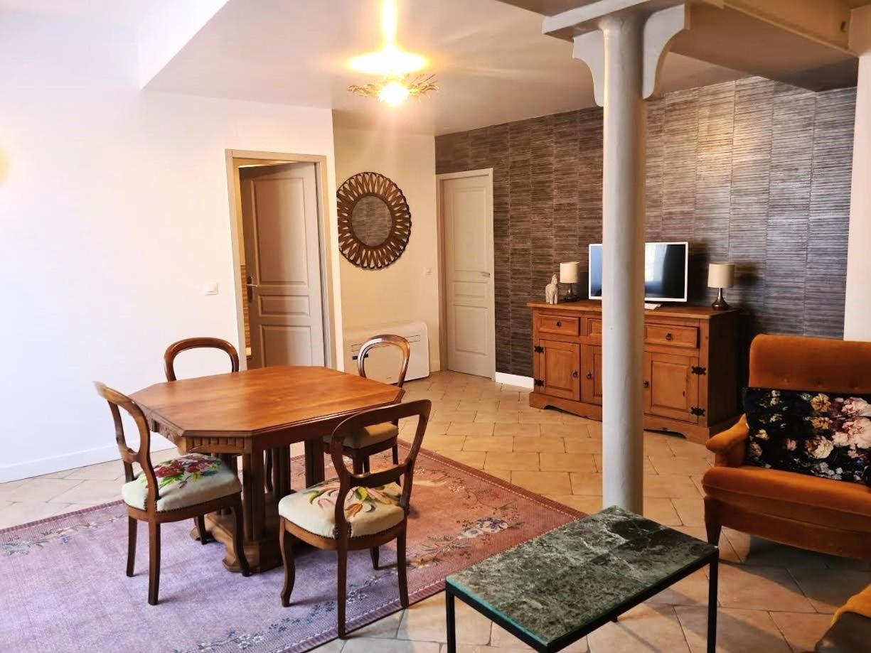 Gite En Face Du Chateau De Nizas, 4 Chambres D'Hotes Et 1 Appartement Familial Avec 2 Chambres Exterior foto