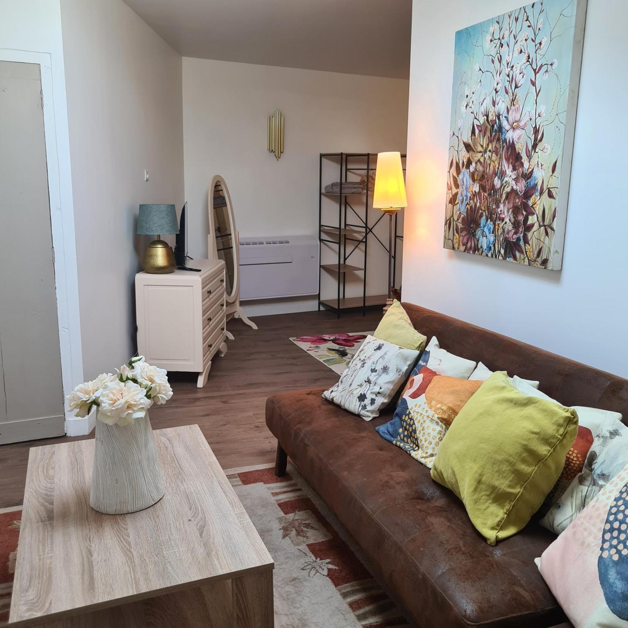 Gite En Face Du Chateau De Nizas, 4 Chambres D'Hotes Et 1 Appartement Familial Avec 2 Chambres Exterior foto